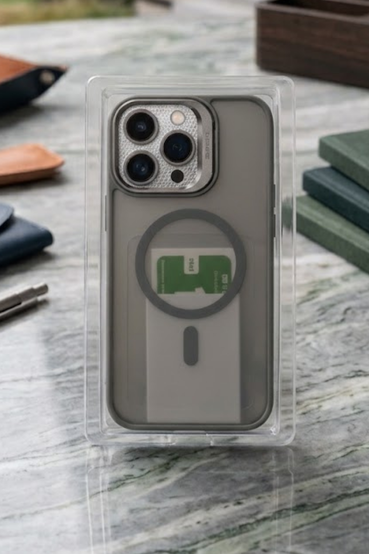 iPhone 16 Pro Kamera Korumalı Lensli Magsafe Özellikli Şeffaf Kılıf - Gri